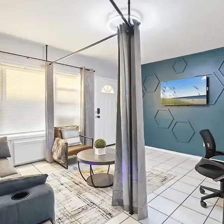Convenient Mid And Extended Stay Near Airport